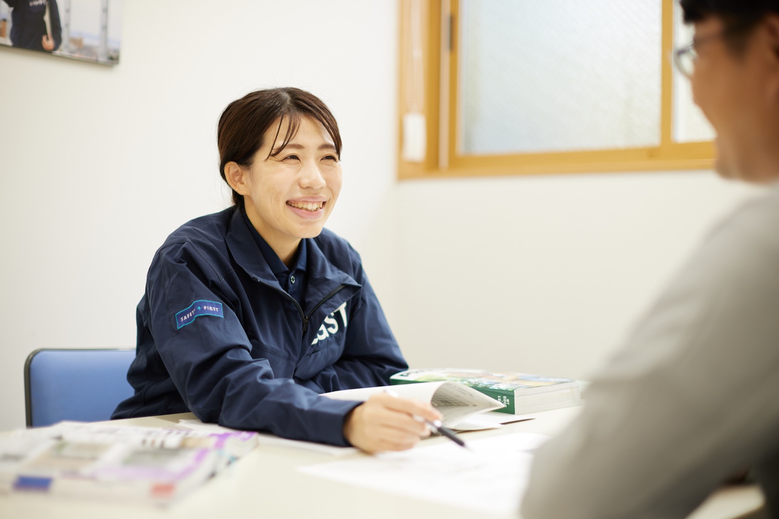 資料を広げてお話を伺う打合せの様子