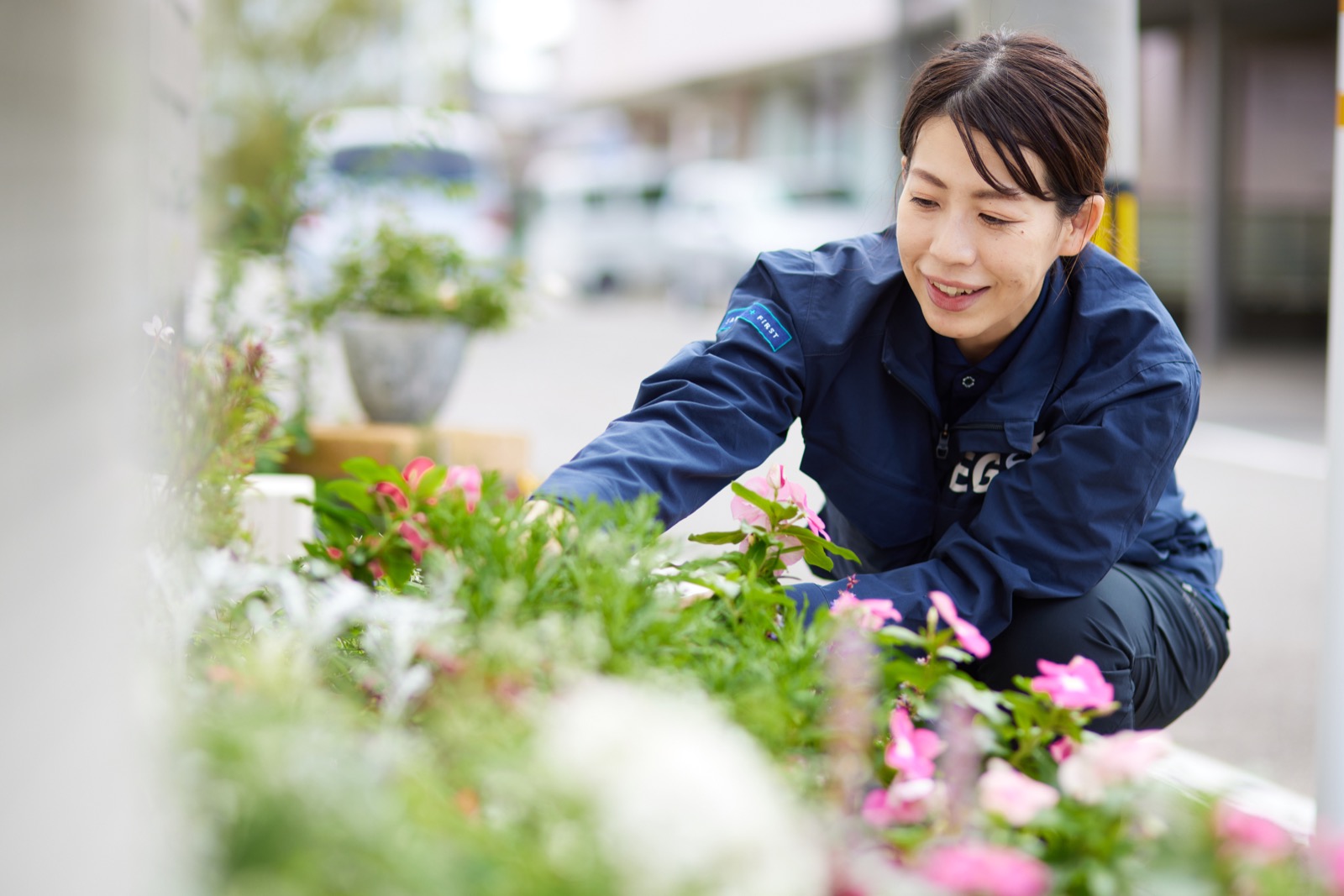 花壇のお手入れをするガーデンプランナー
