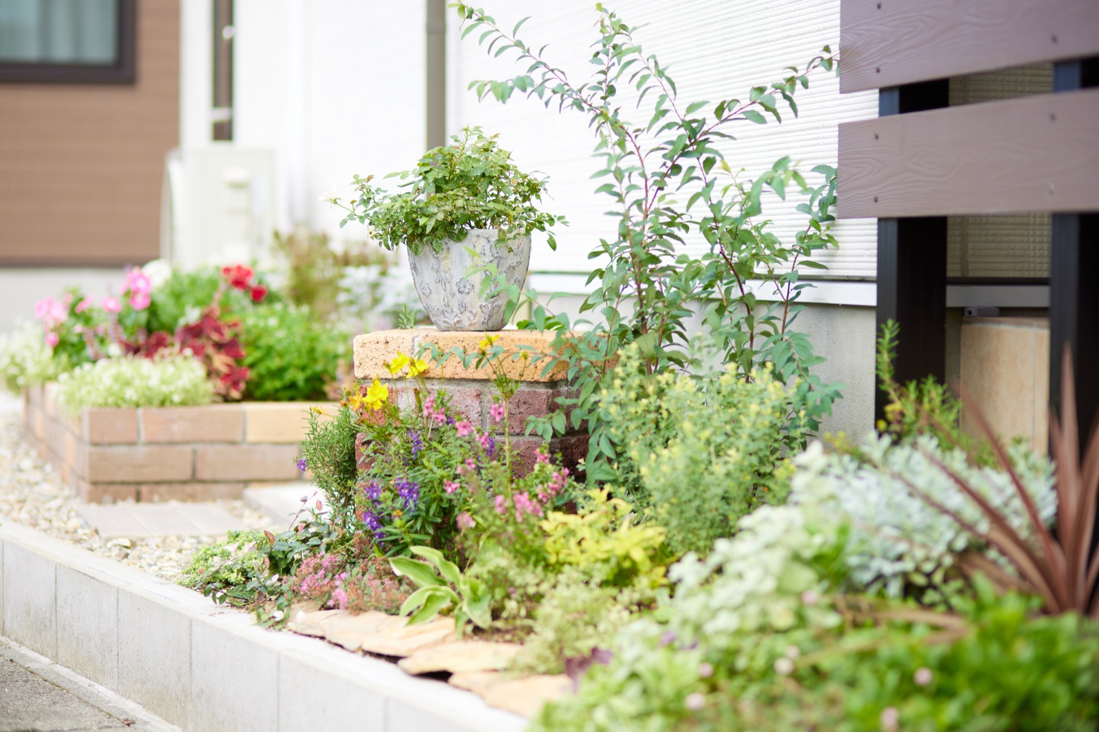 住まいのまわりを彩る花壇と植栽